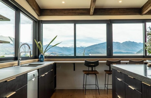 Wanaka House | Farrant Drive - Modern holiday home with lake views, close to town