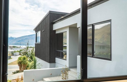 Wanaka House | Farrant Drive - Modern holiday home with lake views, close to town