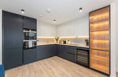 St Luke's Apartment | Farringdon Lux 2-bed flat w. Balcony - Clerkenwell