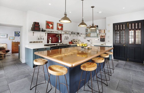 Dartmouth House | Farwell House - a house that sleeps 8 guests in 4 bedrooms