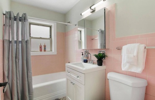 Skokie Apartment | Fascinating 1BR Apartment close to Leisure Center