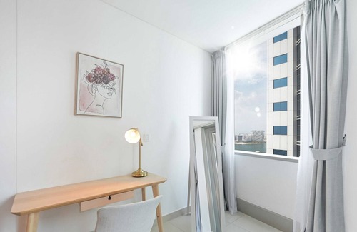 Dubai Media City Apartment | Fascinating Ocean Views in a One Bedroom