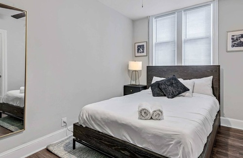 Downtown Harrisburg Apartment | Fashionable 2BR in Downtown Location w/ Work Area