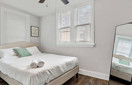 Downtown Harrisburg Apartment | Fashionable 2BR in Downtown Location w/ Work Area