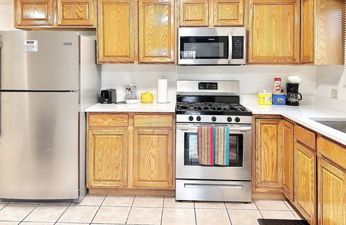 Hickory Hills Apartment | Fast Wi-Fi/4KTV/Free parking/Comfy beds/Getaway