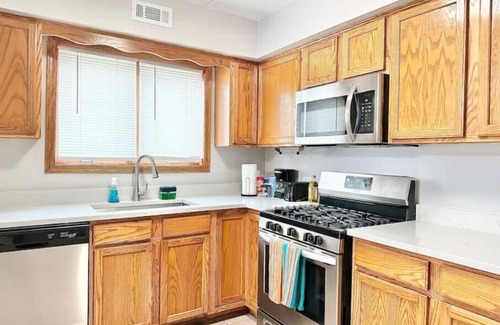Hickory Hills Apartment | Fast Wi-Fi/4KTV/Free parking/Comfy beds/Getaway