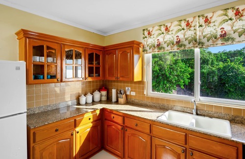 Prospect House | Fast WiFi, 4 bedrooms, sleeps 8, panoramic ocean views, West Coast . Paradise !
