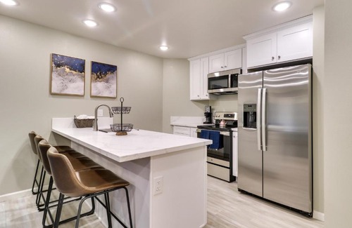 Fontana Apartment | Fast WiFi and Free Parking Cozy Fontana Apartment