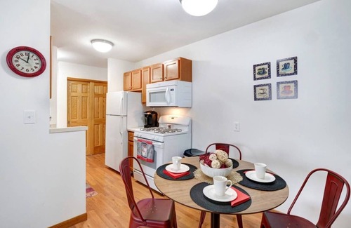 Wauwatosa Apartment | Fast WiFi - King Bed - Near Froedtert - Underground Parking