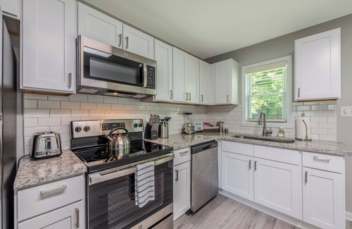 East Raleigh Apartment | Fast Wifi Newly Renovated ~ Downtown Raleigh