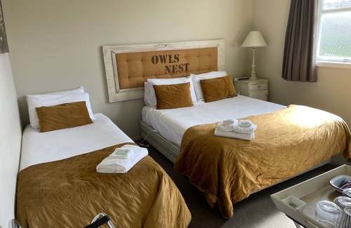 Piopio Hotel | Fat Owl Motel, Bar & Eatery
