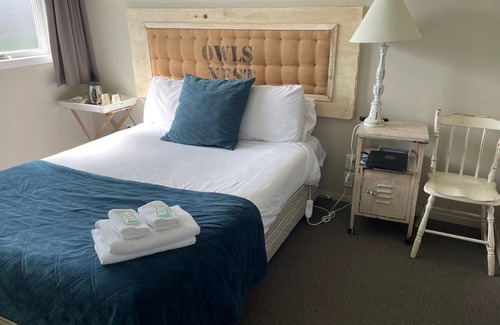 Piopio Hotel | Fat Owl Motel, Bar & Eatery