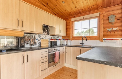 Norwich Cabin | Fat Rascals Retreat | Stunning Secluded Lakeside Lodge with free fishing on site!