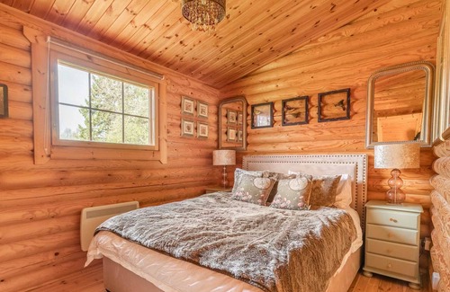 Norwich Cabin | Fat Rascals Retreat | Stunning Secluded Lakeside Lodge with free fishing on site!