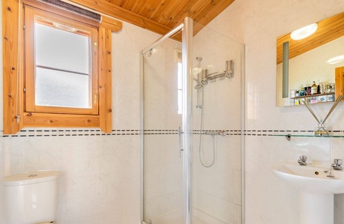 Norwich Cabin | Fat Rascals Retreat | Stunning Secluded Lakeside Lodge with free fishing on site!