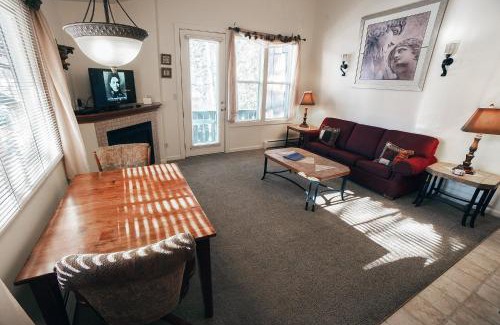 Estes Park Apartment | Fawn Valley Inn- 226 condo