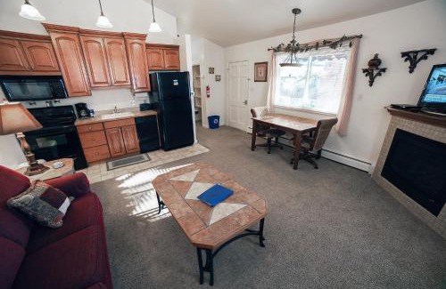 Estes Park Apartment | Fawn Valley Inn- 226 condo
