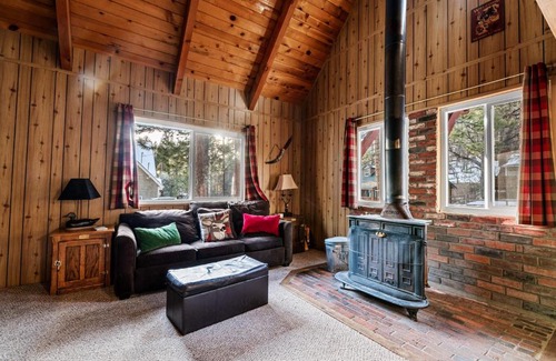 Fawnskin House | Fawnskin Cabin - A quaint cabin in a peaceful location, close to Big Bear's attractions! cabin