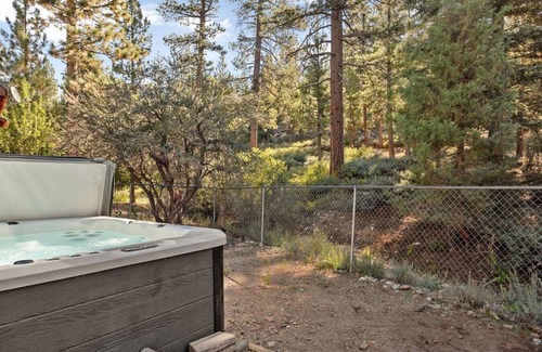 Fawnskin Cabin | Fawnskin Forest Haven + Pet Friendly + Hot Tub