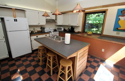 Farmington Cottage | Fayette Springs-Creek House-Enjoy this Spacious Cottage!
