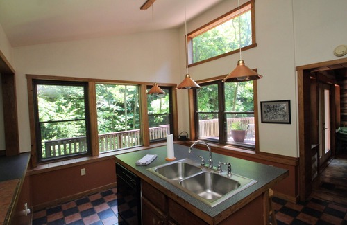 Farmington Cottage | Fayette Springs-Creek House-Enjoy this Spacious Cottage!