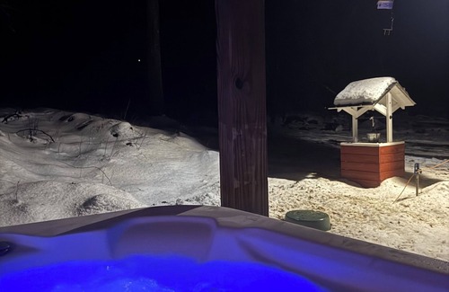Nallen Cabin | Fayetteville, WV & Summersville, WV Proximity new built cabin w firepit & hottub