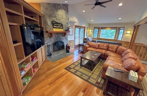 Bretton Woods House | FC43 Renovated cozy spacious cottage with AC, air hockey, wifi close to ski trails!