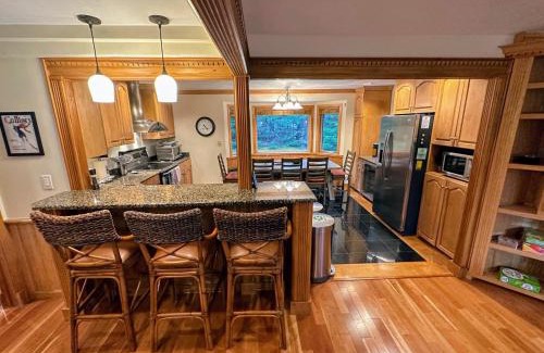 Bretton Woods House | FC43 Renovated cozy spacious cottage with AC, air hockey, wifi close to ski trails!