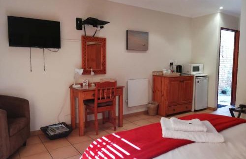 Zwartkop Bed & Breakfast | Feather Tree Bed and Breakfast