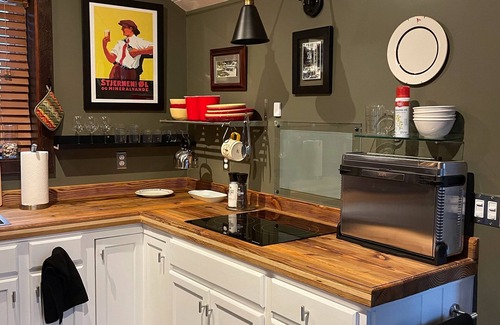 Hendersonville Cottage | FEATHERSTONE! Unique Cottage Getaway in Hendersonville, N.C.