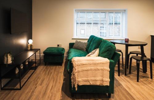 Castle Cary Apartment | Feature Stone, Stunning Apartment, 2 x King Beds and Single, Sleeps 5