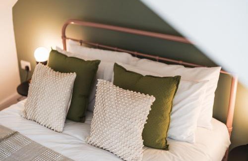Castle Cary Apartment | Feature Stone, Stunning Apartment, 2 x King Beds and Single, Sleeps 5