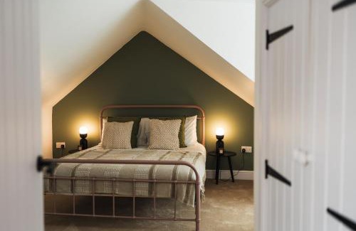 Castle Cary Apartment | Feature Stone, Stunning Apartment, 2 x King Beds and Single, Sleeps 5