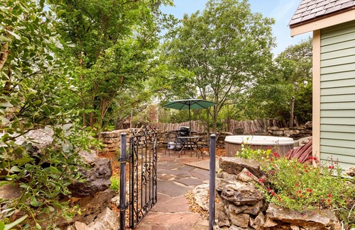 Canyon Lake House | Featured in USA Today -Tiny Texas House-King Bed-Private Hot Tub
