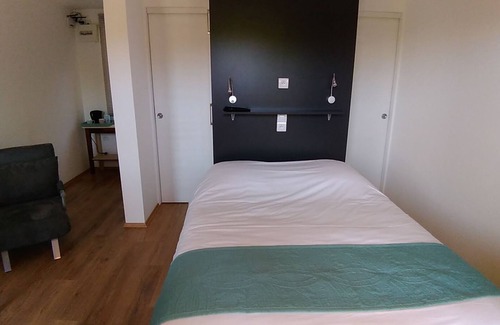 La Chapelle-Aubareil Hotel | Features one double bed and one single bed.