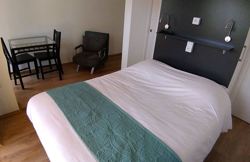 La Chapelle-Aubareil Hotel | Features one double bed and one single bed.