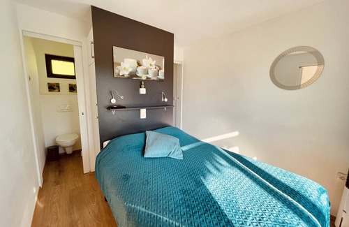 La Chapelle-Aubareil Hotel | Features one double bed and one single bed.