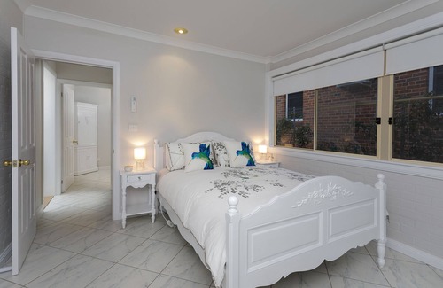East Tamworth House | Federation 5 Bedroom Home - Walk to CBD - Full hot Breakfast provisions incl.