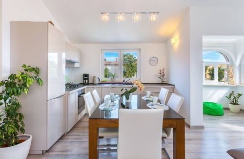Medulin Apartment | Feel-good vacation home right by the sea, 80m from the beach, family-friendly