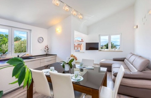 Medulin Apartment | Feel-good vacation home right by the sea, 80m from the beach, family-friendly