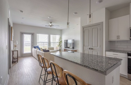 Richmond Apartment | Feel@Home I Rosenberg I Lakeview
