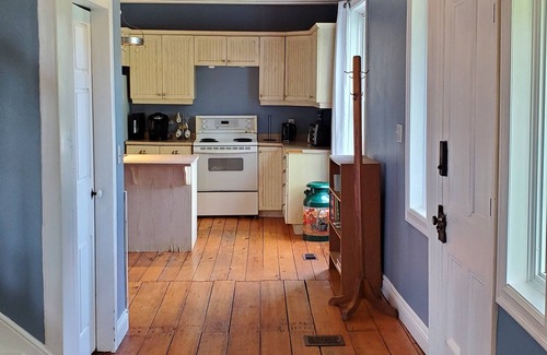 Greater Napanee Cottage | Feel the Country Vibe in this 4-bedroom Farmhouse Inn! Close to Kingston, PEC