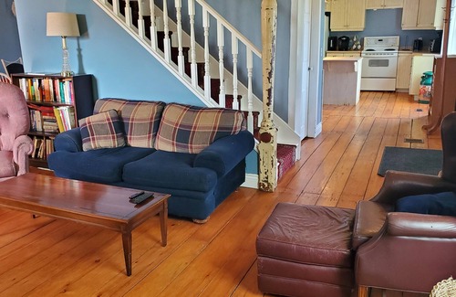 Greater Napanee Cottage | Feel the Country Vibe in this 4-bedroom Farmhouse Inn! Close to Kingston, PEC