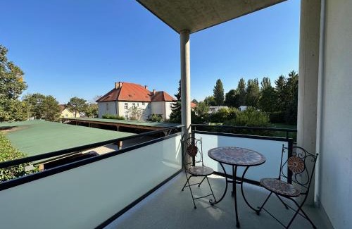 Ebreichsdorf Apartment | FeelHome-GolfClub-Balkon-4 Gäste-WiFi-Smart TV