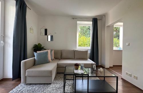 Ebreichsdorf Apartment | FeelHome-GolfClub-Terrasse-6 Gäste-WiFi-Smart TV