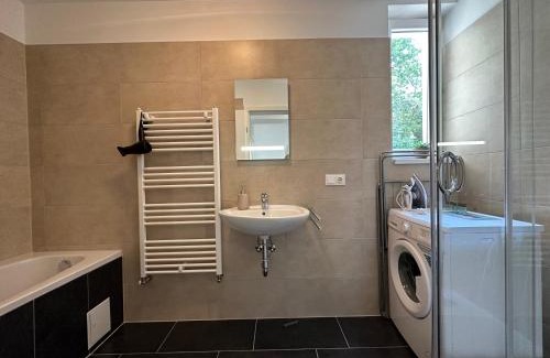 Ebreichsdorf Apartment | FeelHome-GolfClub-Terrasse-6 Gäste-WiFi-Smart TV