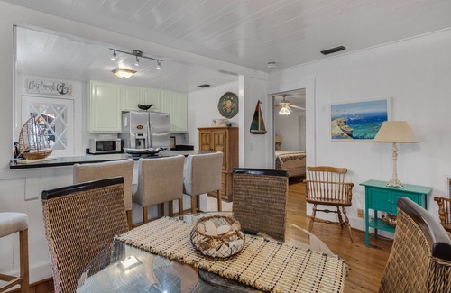 Laguna Beach Estates Cottage | Feeling Beachy Cottage, Sleeps 6, Steps away from the beach!