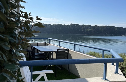 Larmor-Baden House | FEET IN THE WATER, WITH AN AMAZING VIEW