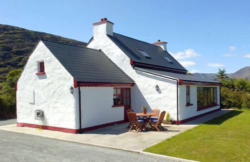 Lauragh Cottage | FEHANAUGH COTTAGE, country holiday cottage in Lauragh, County Kerry