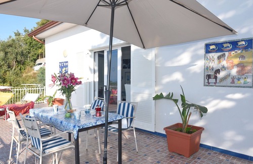 Castellabate Historic Centre Apartment | Felice 1 with private terrace and sea view